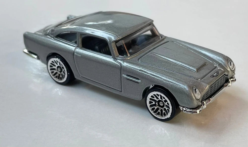 Hot Wheels 2024 - Collector # 107/250 - HW Screen Time 07/10 - Aston Martin 1963 DB5 - Metalflake Sliver - USA '60OLDFINGER' Card